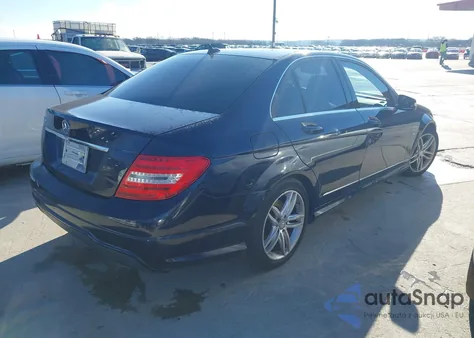 2012 Mercedes-Benz C 250 Luxury/Sport z USA, uszkodzony, nr VIN WDDGF4HB3CR223200